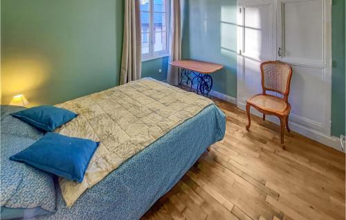 um quarto com uma cama, uma cadeira e uma janela em 2 Bedroom Awesome Apartment In Antrain em Antrain