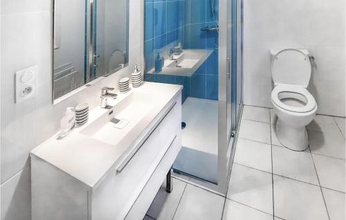 uma casa de banho com um WC, um lavatório e um espelho. em 2 Bedroom Awesome Apartment In Antrain em Antrain