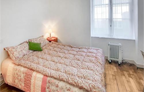 a bedroom with a bed and a lamp and a window at 2 Bedroom Awesome Apartment In Antrain in Antrain