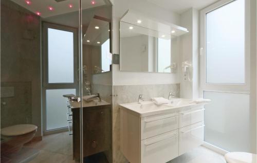 uma casa de banho com um lavatório e um espelho em Dnenvilla em Travemünde