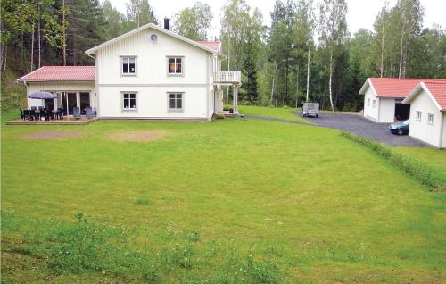 a white house with a large yard with a yard at Cozy Home In Jönköping With Wifi in Norrahammar