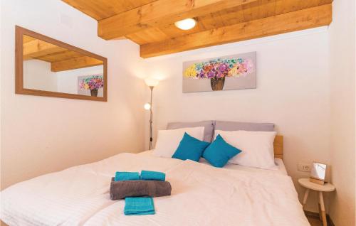 En eller flere senger på et rom på Gorgeous Home In Bibici With Sauna