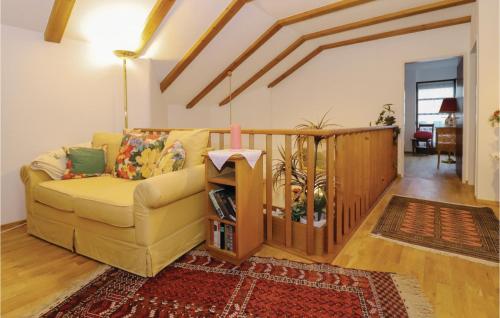 ein Wohnzimmer mit einem Sofa und einem Tisch in der Unterkunft Amazing Home In Mondsee With 3 Bedrooms And Wifi in Mondsee