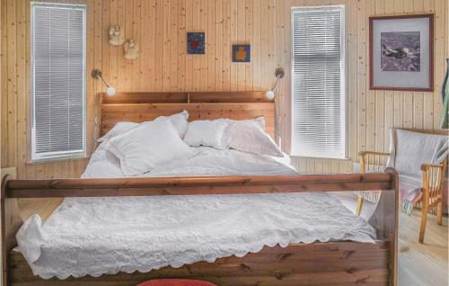 Una cama con sábanas blancas y almohadas en un dormitorio en Nice Home In Hemsedal With 4 Bedrooms, Sauna And Wifi, en Hemsedal