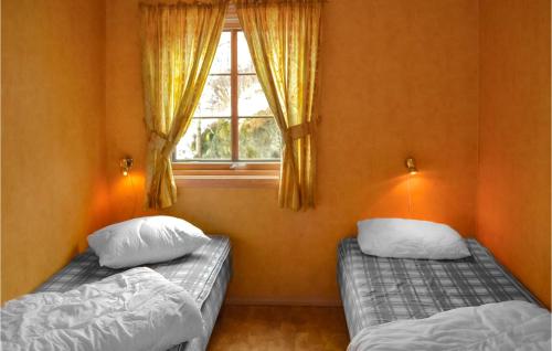 2 Betten in einem Zimmer mit Fenster in der Unterkunft Amazing Home In Farsund With Wifi in Herad