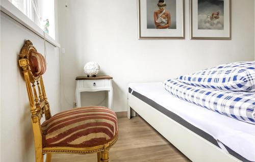 1 dormitorio pequeño con 1 cama y 1 silla en 1 Bedroom Gorgeous Home In Rekem-lanaken en Bovenwezet