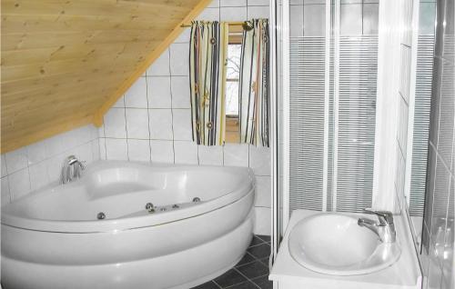 Ett badrum på Amazing Home In Farsund With Wifi