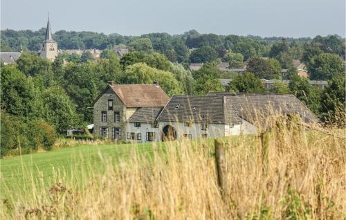 an old house on a hill with a field at Vakantiewoning 11 in Simpelveld