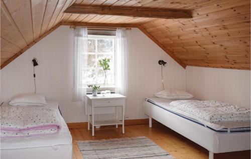 Säng eller sängar i ett rum på Amazing Home In Vimmerby With 2 Bedrooms
