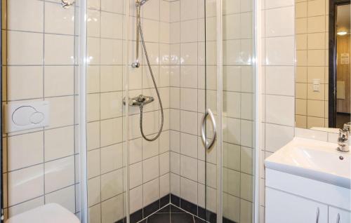 a bathroom with a shower with a toilet and a sink at Beautiful Apartment In Hemsedal With 3 Bedrooms, Sauna And Wifi in Hemsedal