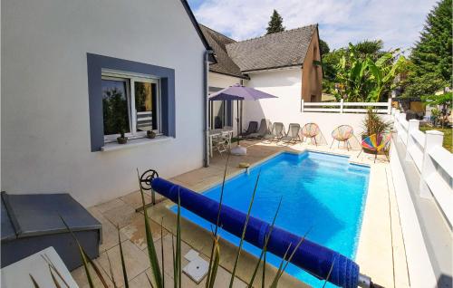 una piscina en el patio trasero de una casa en Lovely Home In La Fort Fouesnant With Private Swimming Pool, Can Be Inside Or Outside, en La Forêt-Fouesnant