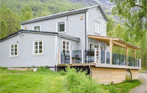 ein Haus mit einer großen Terrasse an der Seite in der Unterkunft Cozy Home In Ballangen With Wifi in Ballangen