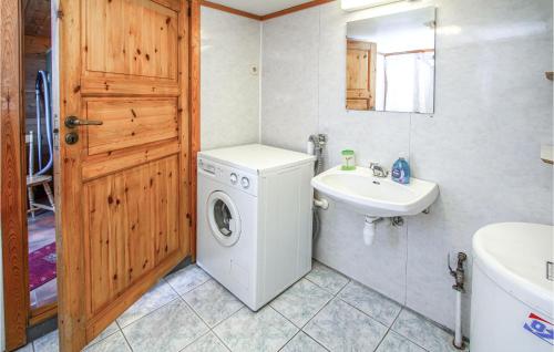 Koupelna v ubytování Awesome Home In Vgstranda With House Sea View