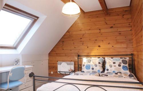 1 dormitorio con 1 cama con pared de madera en 3 Bedroom Amazing Home In Beerse, en Beerse