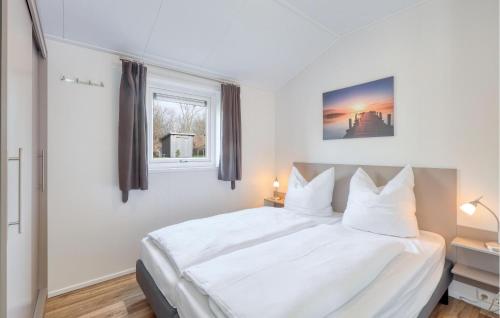 sypialnia z białym łóżkiem i oknem w obiekcie Nice Home In Ssel With Wifi w mieście Süsel