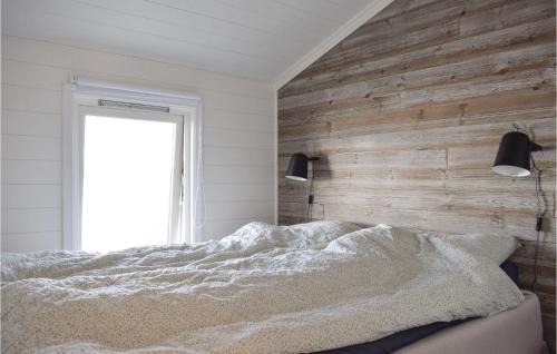 Tempat tidur dalam kamar di Gorgeous Home In Sknevik With House A Mountain View