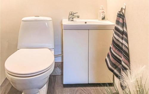 a bathroom with a white toilet and a sink at Cozy Apartment In Sandnes With Kitchen in Bråstein