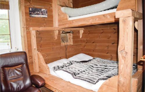 Habitación con litera en una cabaña de madera en Cozy Apartment In Sandnes With Kitchen en Bråstein