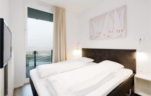 En eller flere senge i et værelse på Stunning Apartment In Lbeck Travemnde With House Sea View