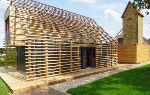 a house is being built with wood panels at Haus 3 in Wendorf