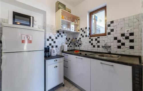 A cozinha ou cozinha compacta de Cozy Apartment In Fazana With Kitchen