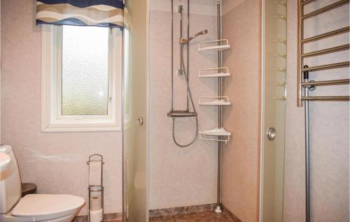 LångarydにあるBeautiful Home In Lngaryd With 3 Bedroomsのバスルーム(シャワー、トイレ付)