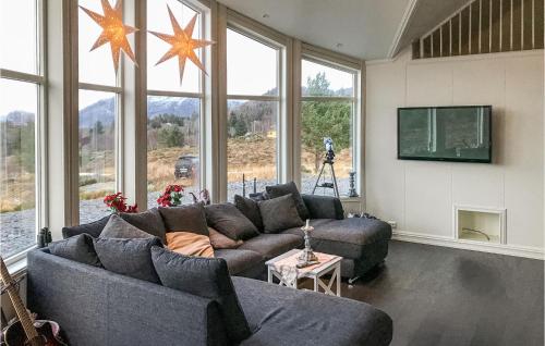 a living room with two couches and a tv at Lovely Home In Stadlandet in Hundsnes