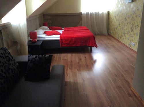 Una cama o camas en una habitación de Männiaru Puhkemajad BO KA Pubi