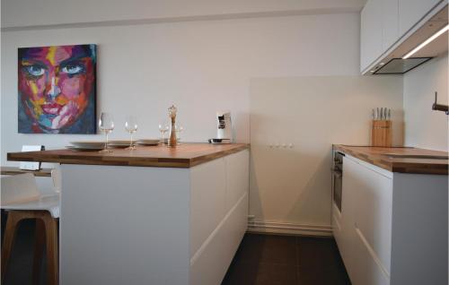 una cocina con una barra con copas de vino. en Residence Puerto Cristo R,101, en Ostende
