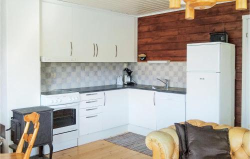 Кухня или мини-кухня в Amazing Home In Hyllestad With 2 Bedrooms And Wifi
