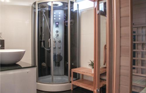 La salle de bains est pourvue d'une douche en verre et d'un lavabo. dans l'établissement Amazing Home In Vlagtwedde With House Sea View, à Vlagtwedde