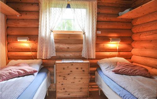 En eller flere senge i et værelse på 2 Bedroom Beautiful Home In Sunne