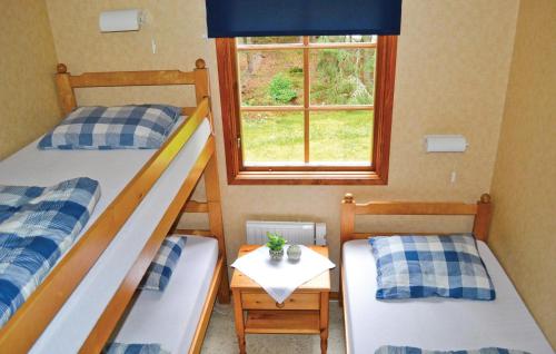 Säng eller sängar i ett rum på Lovely Home In Gislaved With Lake View