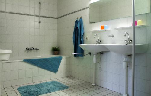 Galería fotográfica de Cozy Home In Vlagtwedde With Indoor Swimming Pool en Vlagtwedde