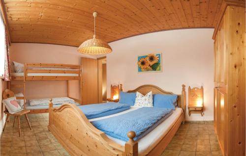 ドルフガシュタインにあるStunning Apartment In Dorfgastein With 2 Bedrooms And Internetのベッドルーム(ベッド1台、二段ベッド付)