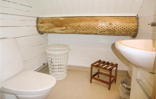 a bathroom with a toilet and a sink at Stunning Home In Huskvarna With Kitchen in Huskvarna