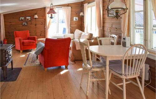 un soggiorno con tavolo e sedie di 1 Bedroom Awesome Home In Stre a Sætre