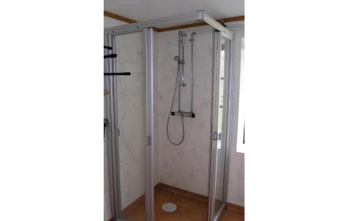 een douche met een glazen deur in de badkamer bij Amazing Home In Skillingaryd With 2 Bedrooms in Ryd