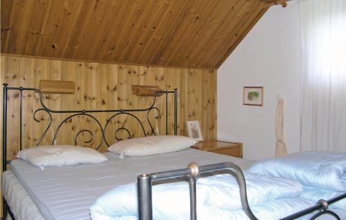 HestraにあるStunning Home In Hestra With Saunaの木製の壁のベッドルーム1室(ベッド2台付)