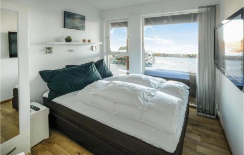 - une chambre avec un lit et une vue sur l'océan dans l'établissement mland Hyttefelt, à Korshamn
