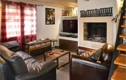 Elle comprend un salon doté d'un mobilier en cuir et d'une cheminée. dans l'établissement 3 Bedroom Amazing Home In Villetelle, à Villetelle