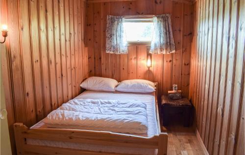 Un pat sau paturi într-o cameră la Beautiful Home In Nordre Frogn With 3 Bedrooms