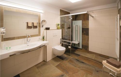 ラウリスにあるAmazing Apartment In Rauris With Kitchenのバスルーム(洗面台、トイレ、シャワー付)