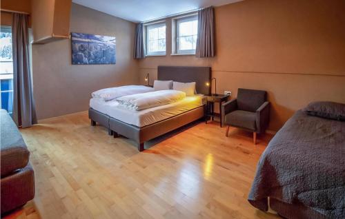 una habitación de hotel con 2 camas y una silla en Stunning Apartment In Wagrain With Wifi en Wagrain