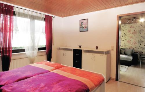 Uma cama ou camas num quarto em Lovely Apartment In Brensbach Ot Wersau With Kitchenette