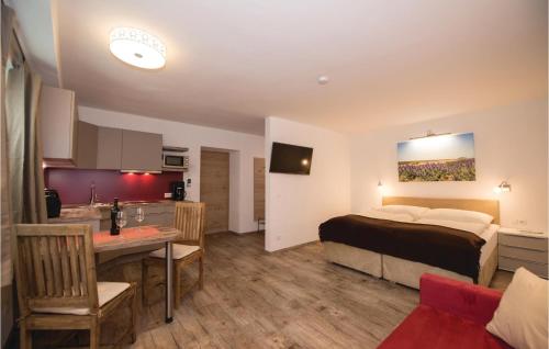 Habitación de hotel con cama y cocina en Amazing Apartment In Rauris With Kitchen en Rauris