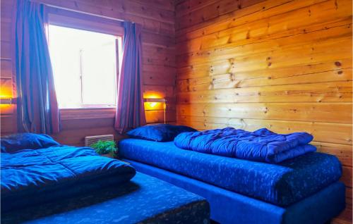- 2 lits dans une chambre avec un mur en bois dans l'établissement Lovely Home In Gramsbergen With Indoor Swimming Pool, à Gramsbergen