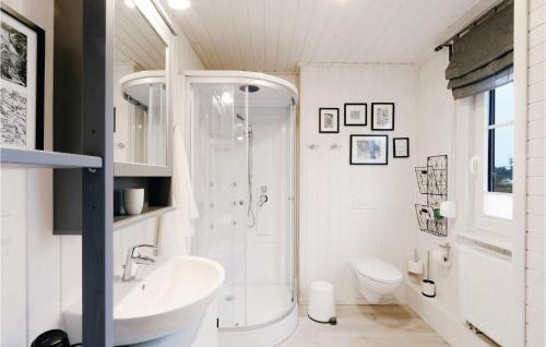 ZerpenschleuseにあるNice Home In Zerpenschleuse With 2 Bedroomsの白いバスルーム(シャワー、シンク付)