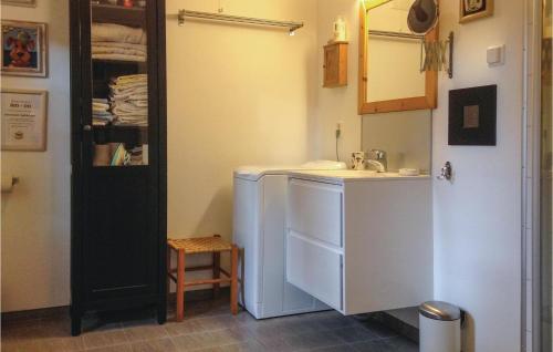 uma casa de banho com um lavatório e uma máquina de lavar roupa em Amazing Home In Seim With House Sea View em Seim