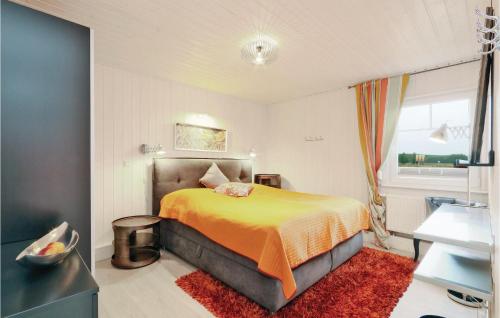 ZerpenschleuseにあるNice Home In Zerpenschleuse With 2 Bedroomsのベッドルーム1室(オレンジの毛布、窓付)